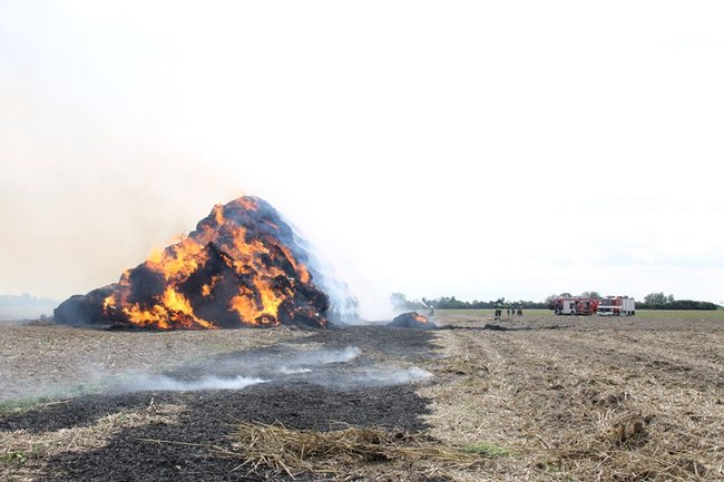Płonie słomiana piramida  -  zdjęcia