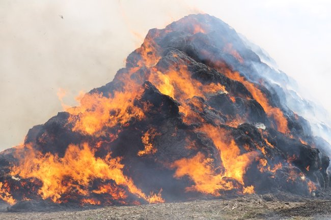 Płonie słomiana piramida  -  zdjęcia
