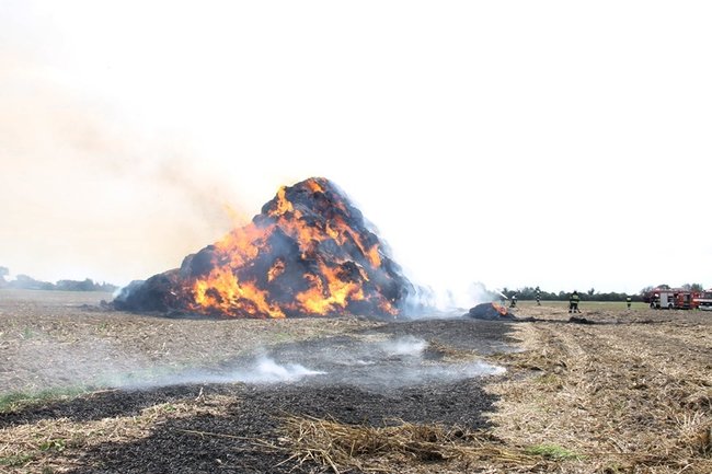 Płonie słomiana piramida  -  zdjęcia