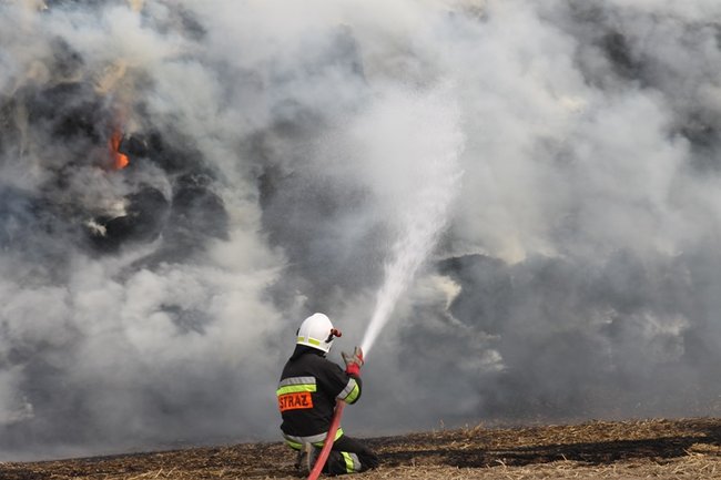 Płonie słomiana piramida  -  zdjęcia