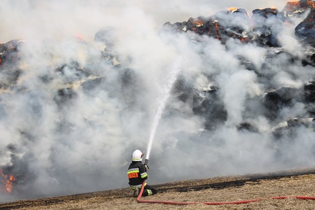 Płonie słomiana piramida  -  zdjęcia