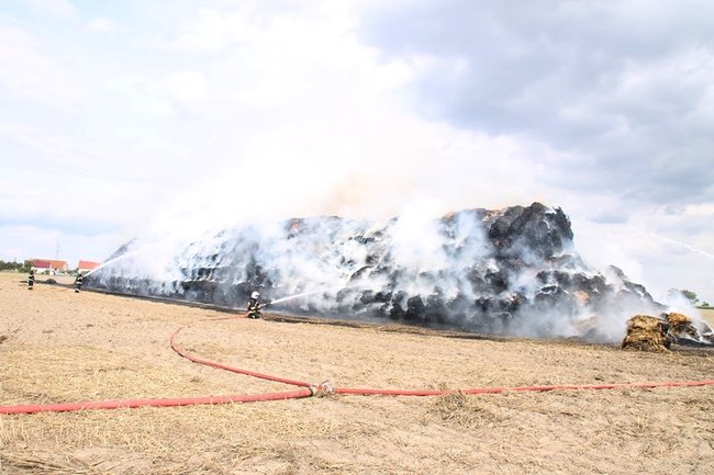 Płonie słomiana piramida  -  zdjęcia
