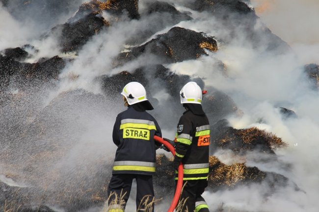 Płonie słomiana piramida  -  zdjęcia