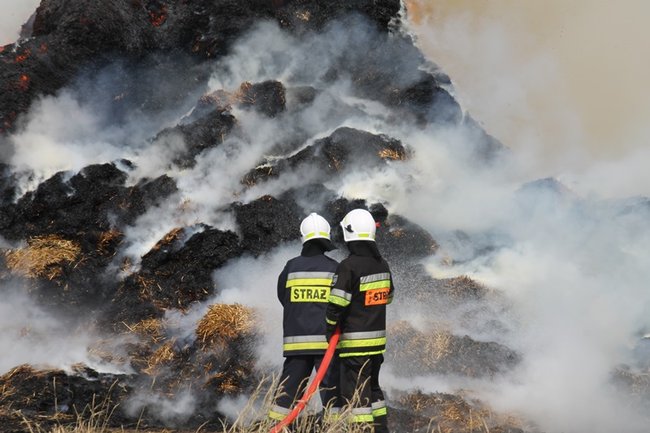 Płonie słomiana piramida  -  zdjęcia