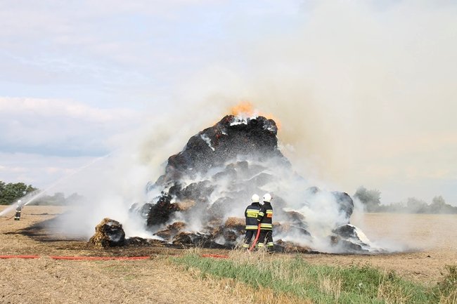 Płonie słomiana piramida  -  zdjęcia