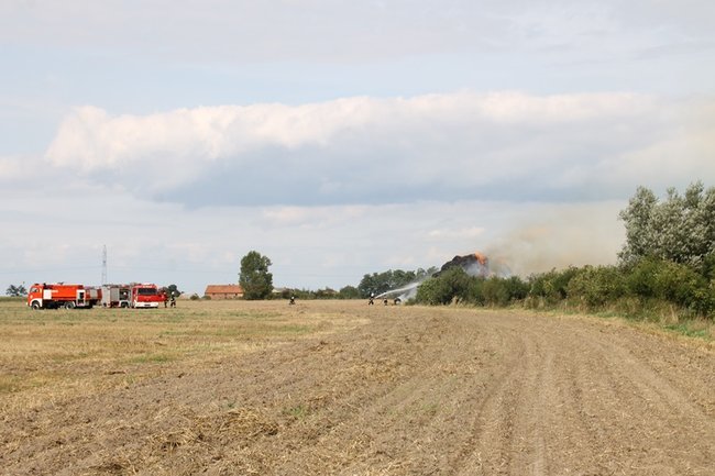 Płonie słomiana piramida  -  zdjęcia