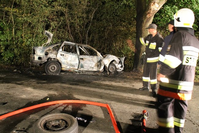 Uratowany z płonącego auta - zdjęcia