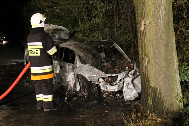 Uratowany z płonącego auta - zdjęcia