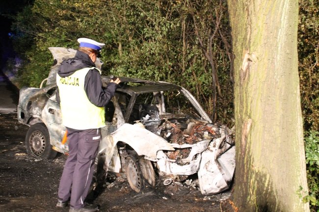 Uratowany z płonącego auta - zdjęcia