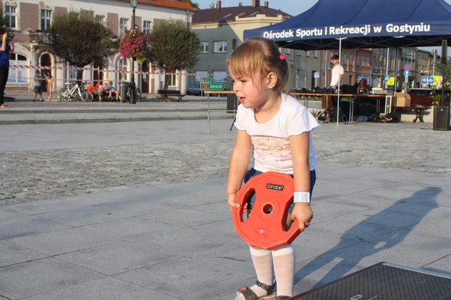 Zwyciężył mężczyzna w szpilkach - video