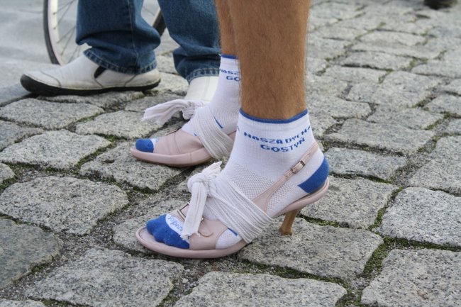 Zwyciężył mężczyzna w szpilkach - video