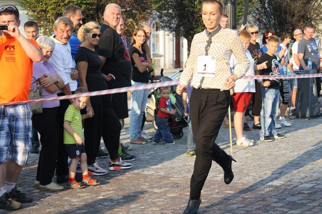 Zwyciężył mężczyzna w szpilkach - video