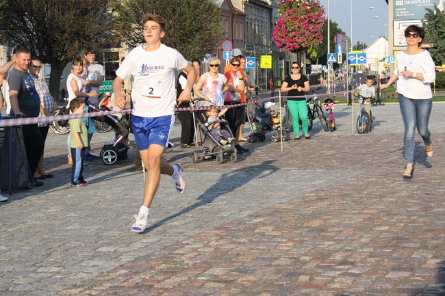 Zwyciężył mężczyzna w szpilkach - video