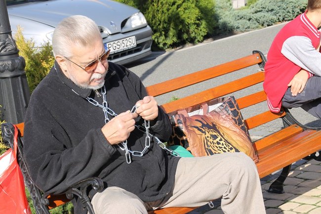 Przykuli się łańcuchami - zdjęcia