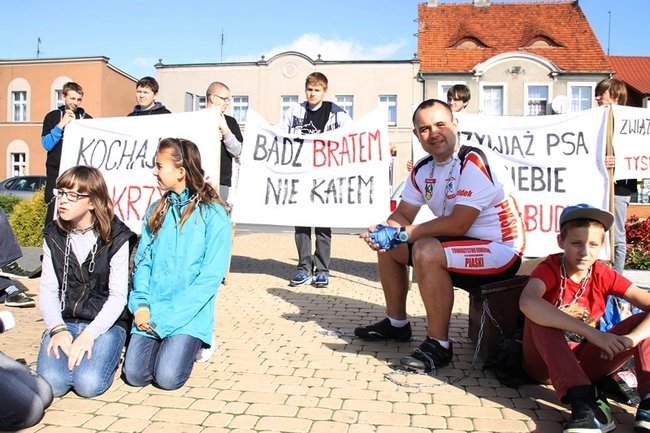 Przykuli się łańcuchami - zdjęcia