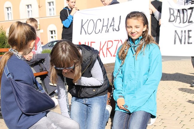 Przykuli się łańcuchami - zdjęcia