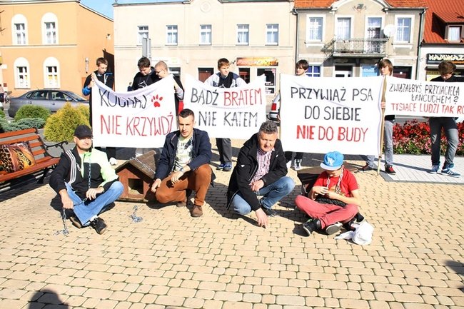 Przykuli się łańcuchami - zdjęcia