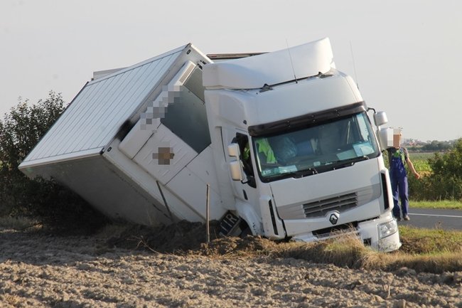 Ciężarówka w rowie - zdjęcia