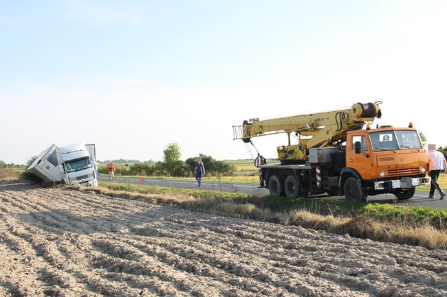 Ciężarówka w rowie - zdjęcia