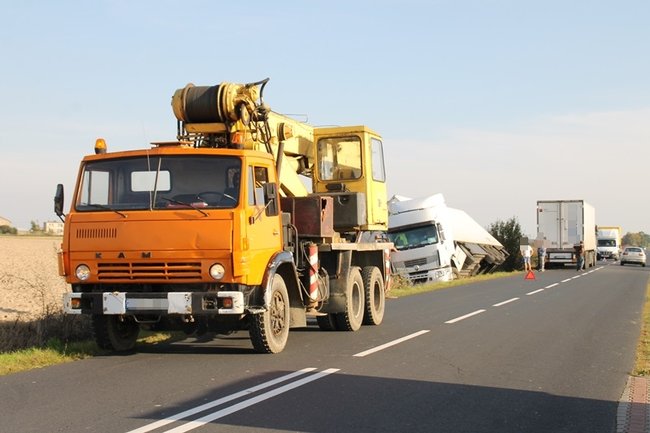 Ciężarówka w rowie - zdjęcia