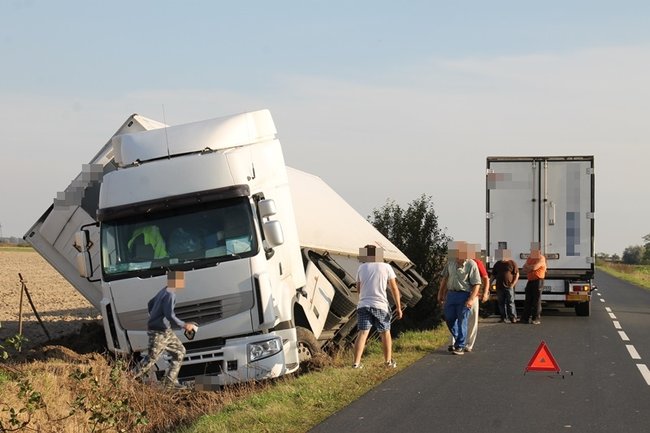 Ciężarówka w rowie - zdjęcia