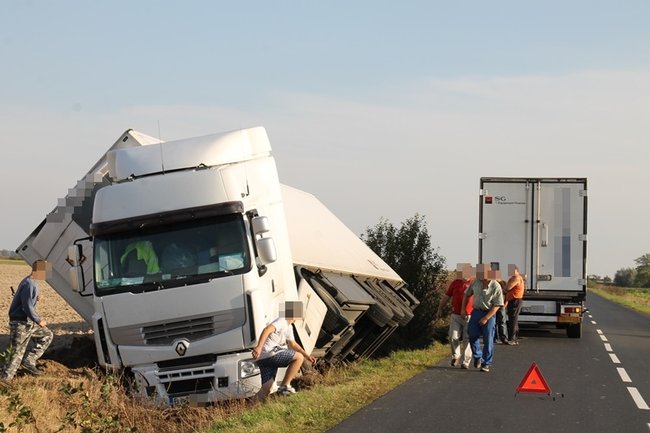 Ciężarówka w rowie - zdjęcia