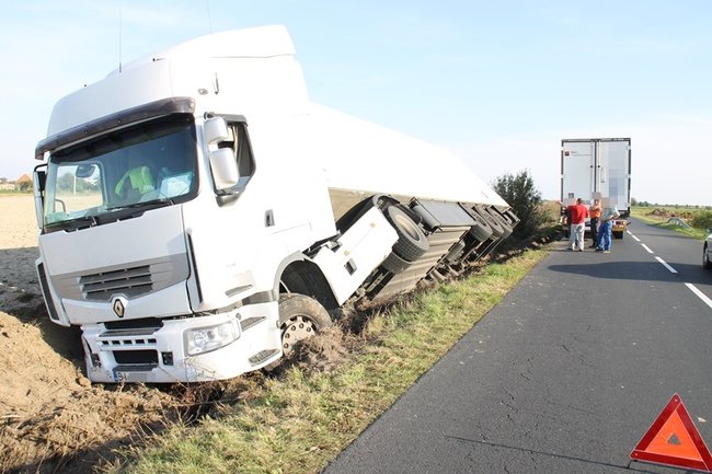 Ciężarówka w rowie - zdjęcia