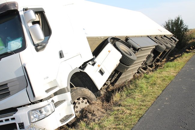 Ciężarówka w rowie - zdjęcia