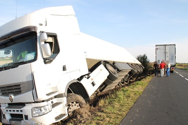 Ciężarówka w rowie - zdjęcia