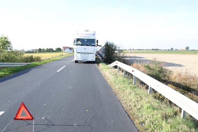 Ciężarówka w rowie - zdjęcia