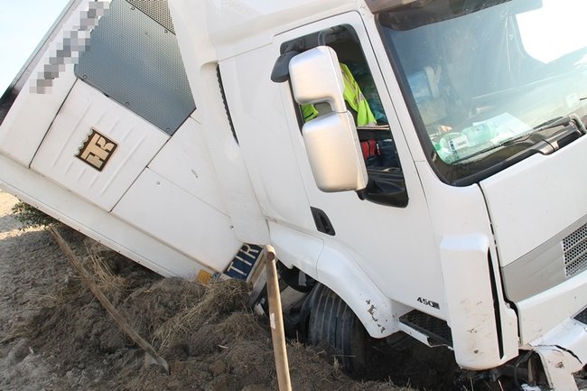 Ciężarówka w rowie - zdjęcia