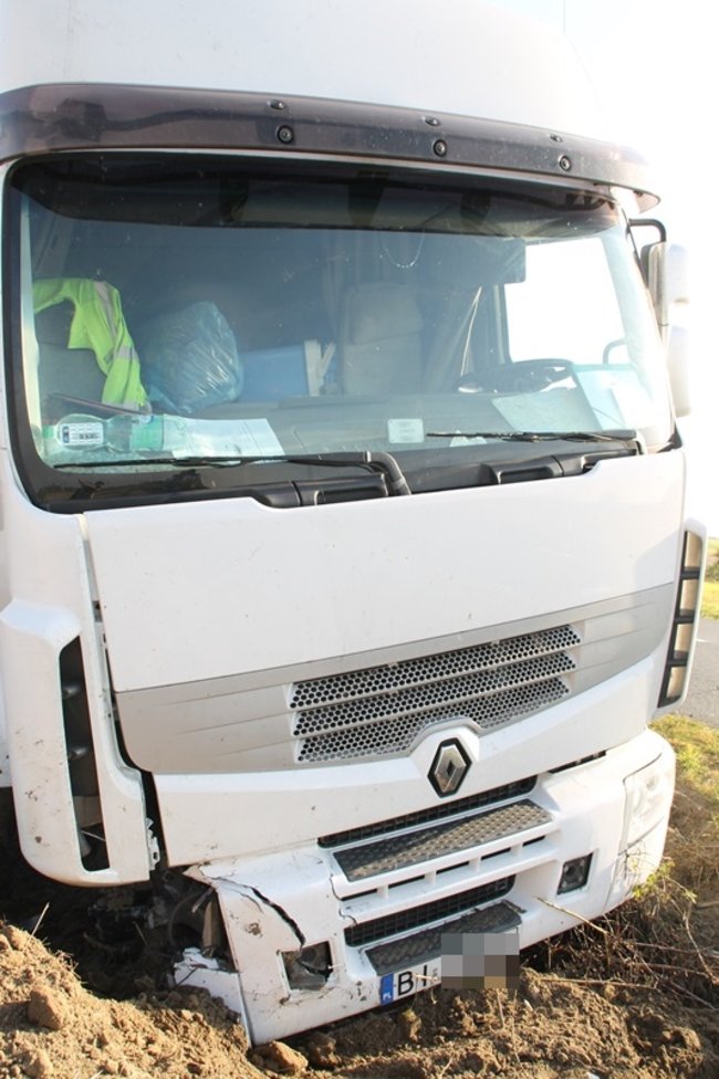 Ciężarówka w rowie - zdjęcia