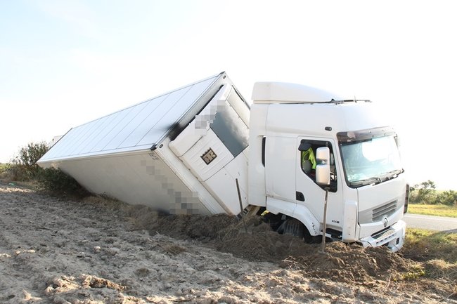Ciężarówka w rowie - zdjęcia