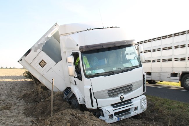 Ciężarówka w rowie - zdjęcia