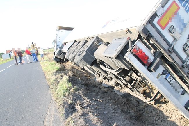 Ciężarówka w rowie - zdjęcia