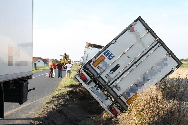 Ciężarówka w rowie - zdjęcia
