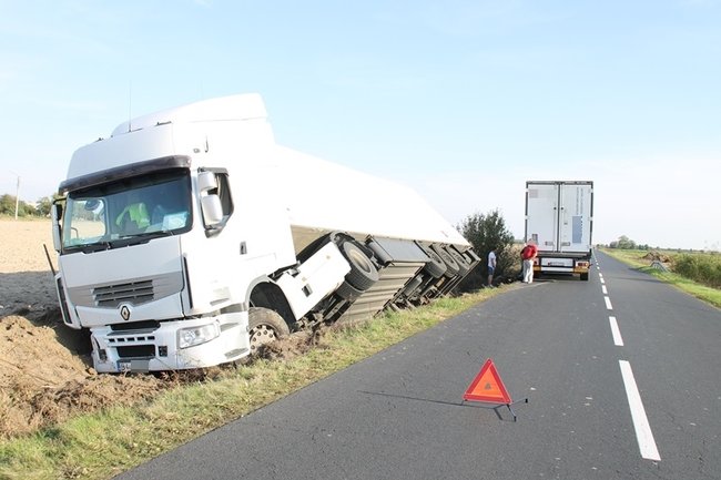 Ciężarówka w rowie - zdjęcia