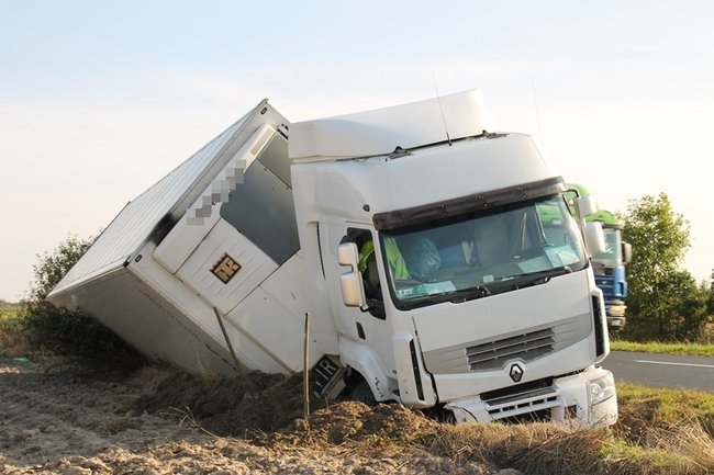 Ciężarówka w rowie - zdjęcia