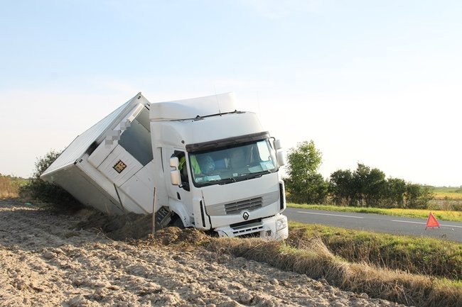 Ciężarówka w rowie - zdjęcia