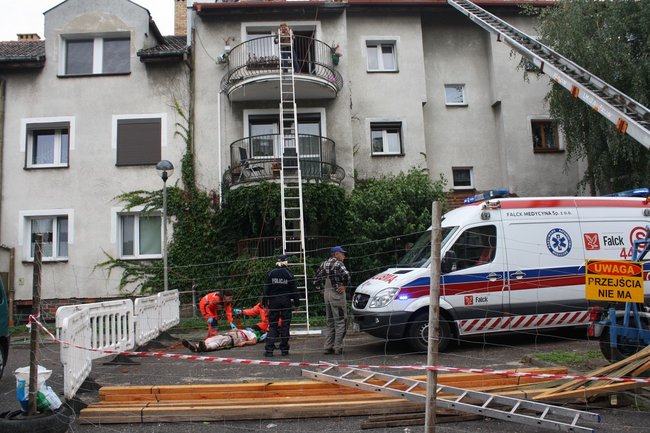 Spadł z wysokości - zdjęcia