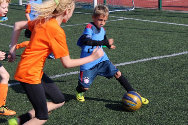 Dobra zabawa z piłką - zdjęcia