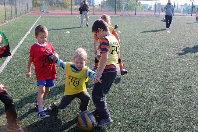 Dobra zabawa z piłką - zdjęcia