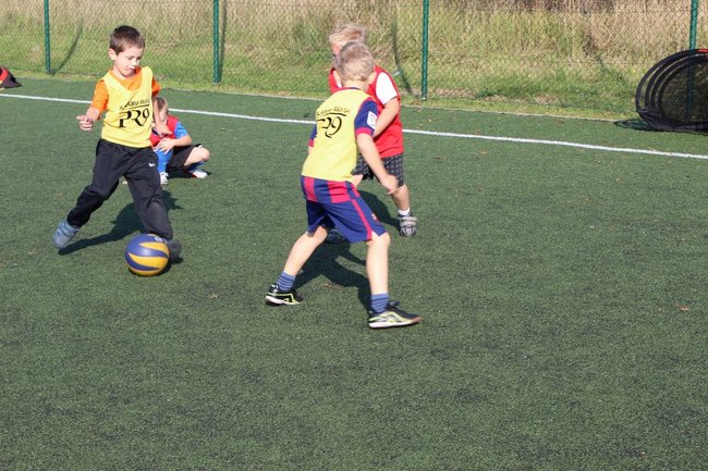 Dobra zabawa z piłką - zdjęcia