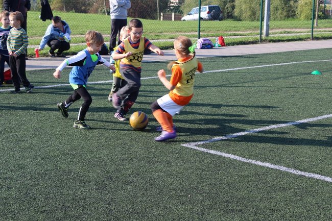 Dobra zabawa z piłką - zdjęcia