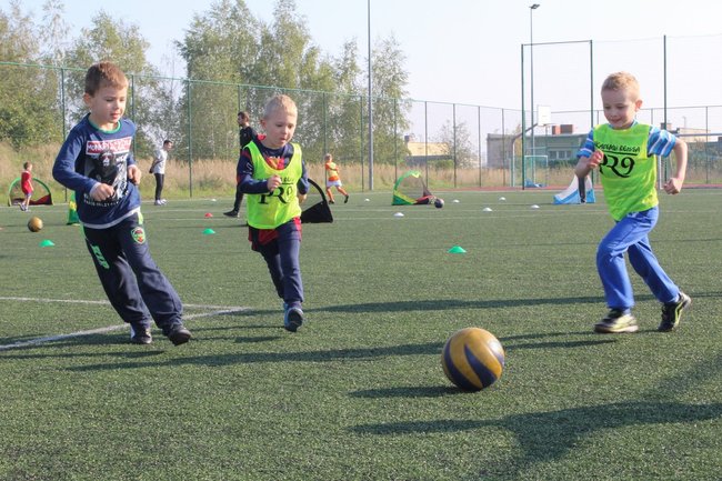 Dobra zabawa z piłką - zdjęcia
