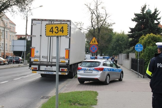 Kolizja na rondzie - zdjęcia