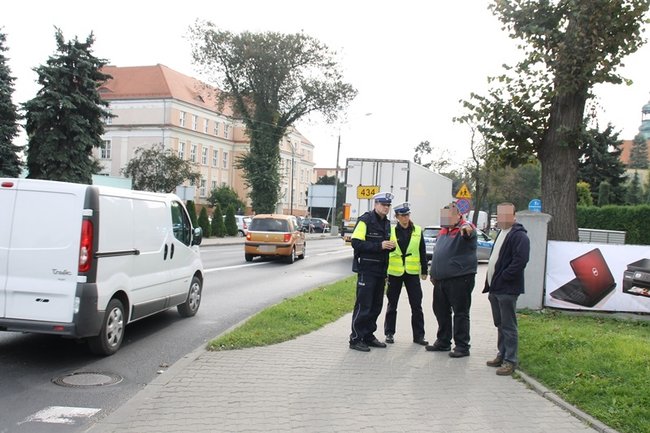 Kolizja na rondzie - zdjęcia