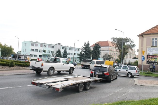 Kolizja na rondzie - zdjęcia