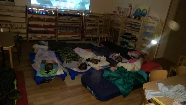 Zostały na noc w przedszkolu - zdjęcia