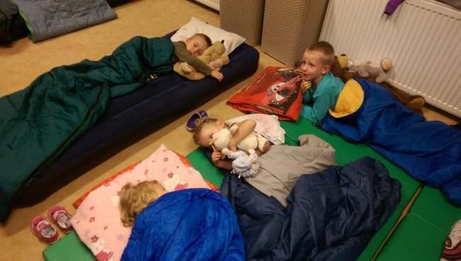 Zostały na noc w przedszkolu - zdjęcia